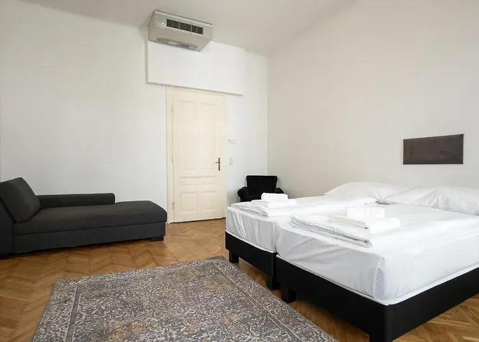 Central Spacious Apartment With A King-Size Bed